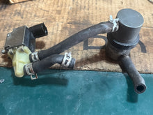 Lade das Bild in den Galerie-Viewer, DF 175 150 hp Suzuki VACUUM SWITCHING VALVE 18117-93J00 four stroke 2006-2017
