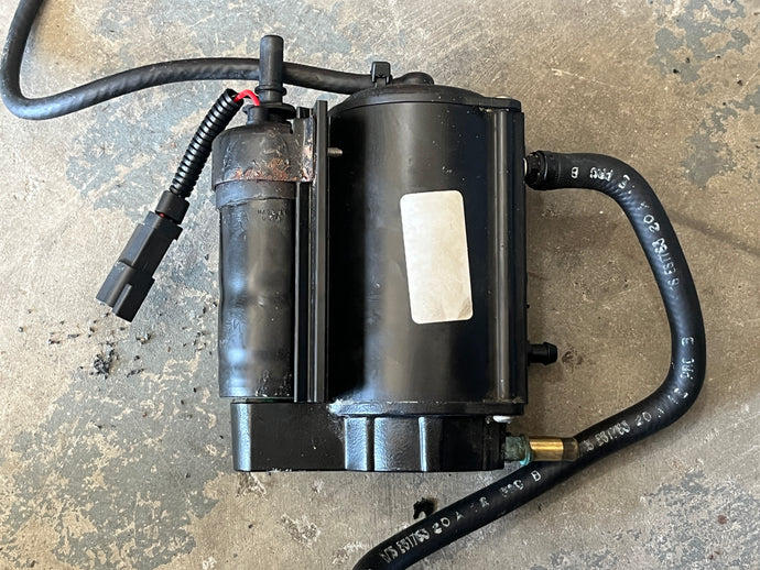 parted out due to broken screw——175 150 135 115 hp Ficht Evinrude vst VAPOR SEPARATOR FUEL PUMP 5004428 two stroke 2001-2005 compatible with some other horsepowers