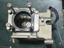 Lade das Bild in den Galerie-Viewer, f 250 hp Yamaha  intake THROTTLE BODY HOUSING 6P2-13750-00-00 four stroke 2005
