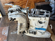 Lade das Bild in den Galerie-Viewer, 115 130 90 hp Evinrude E-tec MIDSECTION 25” EXHAUST HOUSING 5010896 EXTENSION 5008078 SWIVEL PIVOTANT 0434691 STEERING ARM 5001766 STERN BRACKETS 0351921 0351922 two stroke E115DPXAFG 2015
