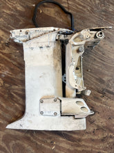 Lade das Bild in den Galerie-Viewer, 200 hp Johnson Evinrude MIDSECTION 25” EXHAUST HOUSING 0435479 SWIVEL 0434724 ADAPTER 0436751 STEERING ARM 0437698 two stroke 1999-2005 j200txedr - some compatibility 225 250 hp
