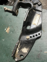 Lade das Bild in den Galerie-Viewer, DF 30 hp Suzuki STERN BRACKETS clamp stbd 41111-94LA0-YAY port 41121-94LA0-YAY CLAMP SHAFT tilt tube 41130-94LA0 four stroke 2018
