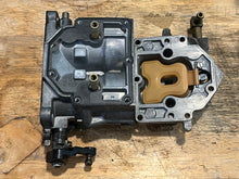 Lade das Bild in den Galerie-Viewer, 200 hp Mercury CARBURETOR SET WMH 16-1 16-2 16-3 top 3308-9672A44 3311-818650A4 818650A52, center 3308-9672A45 818650A5 818650A53, bottom 3308-9672A46 818650A6 818650A59 two stroke v6 compatible 175 150 hp
