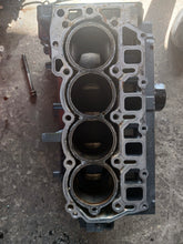 Cargar imagen en el visor de la galería, F60 Yamaha 2017 powerhead, cylinder head, block, rods, pistons
