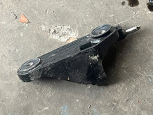 Lade das Bild in den Galerie-Viewer, 350 hp Mercury Verado BELT TENSIONER BRACKET 88535303S 8M0097816 PIN 888517 four stroke 135 - 400 hp
