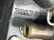 Cargar imagen en el visor de la galería, 150 175 hp hp Johnson Evinrude VAPOR PUMP 0433352 COVER 0335385 FUEL BRACKET 0335240 Two Stroke v6
