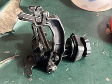 Lade das Bild in den Galerie-Viewer, held for customer june2025—-25 20 15 hp Mercury carb PRIMER KNOB 12802 BLOCK 11280 LEVER 112731 FAST IDLE LEVER 2976A2 BRACKET 12803 CHOKE BEZEL 172291 two stroke 1989-1993 some compatibility 6 9 9.9 hp
