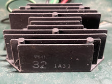 Lade das Bild in den Galerie-Viewer, f 80 100 hp Yamaha VOLTAGE REGULATOR RECTIFIER 67F-81960-12-00 four stroke 2002-2003
