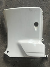 Lade das Bild in den Galerie-Viewer, DF 175 150 200 hp Suzuki side cover OIL PAN 61131-96J03-Y5S 61141-96J03-Y5S four stroke 2019-2022
