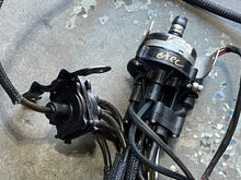 Load image into Gallery viewer, 135 - 300 hp Evinrude e-tec 5007849 OIL PUMP 0586860 OIL PRESSURE SENSOR 5008123 oil distribution manifold Two Stroke 2010-11
