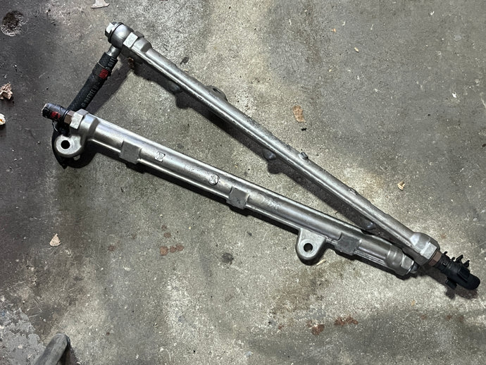 DF 225 200 hp Suzuki FUEL DELIVERY RAIL SET 15751-93J00 four stroke 2004-2020 some 250 300 hp