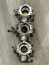 Lade das Bild in den Galerie-Viewer, 250 hp Yamaha CARBURETORS port 2-4-6 61A-14301-03-00 61A- 14302-03-00 61A-14303-03-00 two stroke 76 degree

