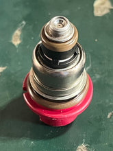 Lade das Bild in den Galerie-Viewer, 75 - 225 hp Mercury OPTIMAX red FUEL INJECTOR 804528 8M0222157 two stroke TESTED
