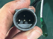 Load image into Gallery viewer, ❌90 115 hp Johnson 0584762 ENGINE CABLE ASSY 0586228 RELAY &amp; CABLE ASSY nla 0334191 relay BRACKET ois 1998-2001 TWO STROKE
