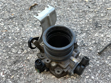 Load image into Gallery viewer, BF 130 hp Honda THROTTLE BODY 16400-ZW5-013 Four Stroke 1999-2004
