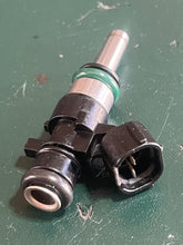 Lade das Bild in den Galerie-Viewer, DF 30 25 hp Suzuki FUEL INJECTOR 15710-82M00 four stroke 2015-2024 - resistance tested
