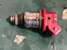 Lade das Bild in den Galerie-Viewer, 75 - 225 hp Mercury OPTIMAX red FUEL INJECTOR 804528 8M0222157 two stroke TESTED
