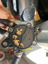Load image into Gallery viewer, 30 25 15 hp Evinrude E-tec FUEL LIFT PUMP 5007184 two stroke 2017 AA AB AF
