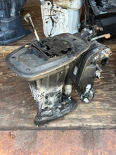 Lade das Bild in den Galerie-Viewer, 25 hp Mercury midsection DRIVESHAFT HOUSING 3532-825218T7 ADAPTOR PLATE 825228A17 SWIVEL 3427-830104T1 Replaced by 3410-827402T5 POWER TRIM PUMP 822344T14 822344T10 Four Stroke 2 Cylinder
