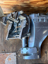 Cargar imagen en el visor de la galería, f 25 hp Yamaha MANUAL TILT MIDSECTION four stroke 15” SHORT SWIVEL 65W-43311-00-4D RECEIVER 66T-43350-01-00 UPPER CASING EXHAUST 65W-41137-02-94 65W-45111-00-4D CLAMP BRACKETS 65W-43111-01-4D four stroke 1998-2004
