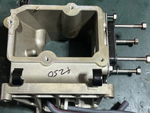 Lade das Bild in den Galerie-Viewer, f 250 hp Yamaha  intake THROTTLE BODY HOUSING 6P2-13750-00-00 four stroke 2005
