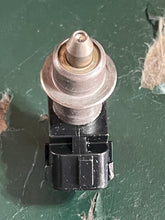 Load image into Gallery viewer, BF 130 115 hp Honda FUEL INJECTOR 06164-PCA-000 four stroke 1999 cleaned tested KEIHIN
