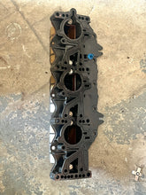 Lade das Bild in den Galerie-Viewer, 175 150 135 hp Ficht Evinrude INTAKE MANIFOLD PORT 0346148 LEAF PLATE 0437591 two stroke 2005-2006

