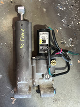 Cargar imagen en el visor de la galería, 40 hp Force Outboard POWER TRIM Assembly 2060144 Mercury 30 40 50 hp 822344T14 822344T5 10 Two Stroke - TESTED

