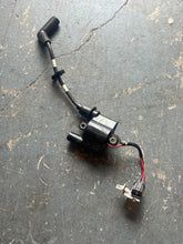 Lade das Bild in den Galerie-Viewer, f 60 50 70 hp Yamaha 63P-82310-01-00 IGNITION COIL boot cord 6CJ-82340-00-00 2015 will work up to 150 with different cord
