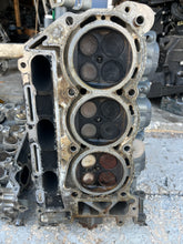 Lade das Bild in den Galerie-Viewer, DF 225 250 hp Suzuki CYLINDER HEAD strbd 11101-93J01 four stroke
