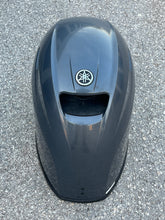 Lade das Bild in den Galerie-Viewer, f 60 70 50 hp Yamaha TOP COWLING with some decals 6CJ-02 6CJ-03 6CJ-00 6CJ-01 four stroke 2010-2024 some compatibility between USA &amp; international models 6CJ-42610-02-00  6CJ-42610-01-00  6CJ-42610-00-00  6CJ-42610-03-00 6CJ-4261A-00-00
