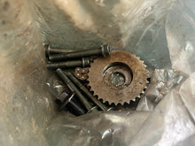 Lade das Bild in den Galerie-Viewer, DF 225 200 250 hp Suzuki OIL PUMP ASSY 16400-93J01 with SPROCKET 12632-93J11 four stroke 2004-2011
