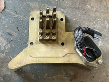 Lade das Bild in den Galerie-Viewer, 175 150 135 115 hp Ficht Evinrude FILTER MODULE 0586546 BASE PLATE 3010815 two stroke 2000-2005
