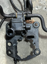 Cargar imagen en el visor de la galería, 150 175 hp hp Johnson Evinrude VAPOR PUMP 0433352 COVER 0335385 FUEL BRACKET 0335240 Two Stroke v6
