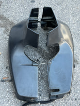 Load image into Gallery viewer, 200 225 250 hp Johnson ENGINE SIDE COVERS stbd 0439773 439762 port 0344806 two stroke 1999-2001
