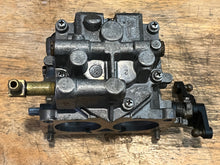Lade das Bild in den Galerie-Viewer, 200 hp Mercury CARBURETOR SET WMH 16-1 16-2 16-3 top 3308-9672A44 3311-818650A4 818650A52, center 3308-9672A45 818650A5 818650A53, bottom 3308-9672A46 818650A6 818650A59 two stroke v6 compatible 175 150 hp

