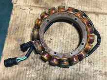 Charger l'image dans la galerie, vendu ebay juin2025——250 225 200 hp Yamaha ALTERNATEUR STATOR 65L-85510-10-00 ox66 &amp; 76d deux temps 2002
