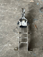 Lade das Bild in den Galerie-Viewer, 350 hp Mercury Verado  FRONT COWL LATCH ASSY 888976T01 Four Stroke 200-400 hp compatible
