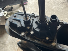 Lade das Bild in den Galerie-Viewer, 175 hp Evinrude Ficht GEAR CASE COMPLETE 5005551 painted 0351907 case 5005401 765402 Upper Drive Shaft 20 Inch 5000615 two stroke 1993-2001 measures 18 3/8” from water pump housing top shifts &amp; pressure tests, mainly fresh water lake motor

