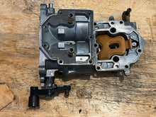Lade das Bild in den Galerie-Viewer, 200 hp Mercury CARBURETOR SET WMH 16-1 16-2 16-3 top 3308-9672A44 3311-818650A4 818650A52, center 3308-9672A45 818650A5 818650A53, bottom 3308-9672A46 818650A6 818650A59 two stroke v6 compatible 175 150 hp

