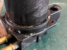 Lade das Bild in den Galerie-Viewer, 75 - 175 hp Evinrude E-tec vst CHAMBER BOTTOM 5004428 two stroke 1998-2005 some Ficht motors some 40-300 hp compatibility
