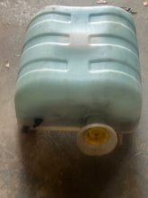Lade das Bild in den Galerie-Viewer, 115 90 75 hp Mercury Optimax OIL TANK 879844T04 CAP 828475A09 COVER 883044001 Two Stroke 3 Cylinder DFI 2008

