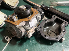 Load image into Gallery viewer, 25 35 HP OMC Johnson Evinrude CARBURETOR SET two stroke 3 cylinder 1996-2001 0438272 438272 0438273 438273 436351 0436351
