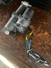 Cargar imagen en el visor de la galería, MFS 50 40 hp Tohatsu PTT tilt &amp; trim motor &amp; pump assy 3Z5771800 3Z5771900 3Z577 FOUR STROKE 2015
