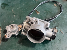 Cargar imagen en el visor de la galería, DF 200 hp Suzuki THROTTLE BODY 13300-96J00 four stroke 2015-2020 CABLE THROTTLE 63610-96J00 THROTTLE DRUM ASSY 19148-96J00 CABLE BRACKET 19184-96J00 compatible with some 150 175 hp
