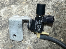 Lade das Bild in den Galerie-Viewer, DF 175 150 hp Suzuki VACUUM SWITCHING CONTROL VALVE with bracket Intake 18117-93J00 four stroke 2006-2024 some 200 hp
