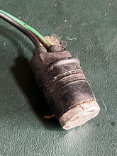 Lade das Bild in den Galerie-Viewer, DT 150 200 hp Suzuki THERMO HEAT SENSOR 34850-95D00 34850-95D30 two stroke 1987-2003 some 25 30 75 85 90 100 175 225 hp
