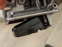 Cargar imagen en el visor de la galería, 90 75 hp Yamaha CARBURETOR 1 top 6H1-14301-07-00 TWO STROKE 1992-2003
