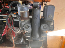 Load image into Gallery viewer, 115 130 150 175 200 hp Yamaha ptt POWER TRIM &amp; TILT UNIT two-wire 6G5-43800-05-4D two stroke 1994-1996 no broken bolts good manual release
