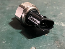 Load image into Gallery viewer, f 150 hp Yamaha OIL PRESSURE SENDER 6AW-83651-00-00 four stroke 150-300hp 2007-2019
